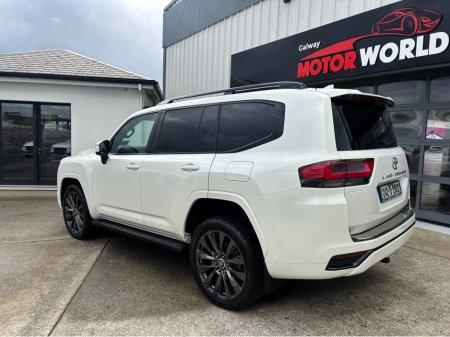 2024 Toyota Landcruiser 3.3L twin-turbo diesel 300 V6 TD AUTO €124,900