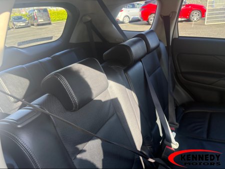 2016 Mitsubishi Outlander - thumbnail 9