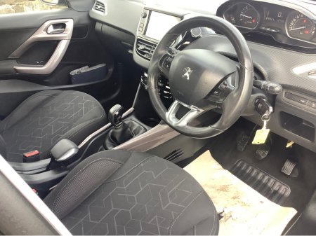 2016 Peugeot 2008 - thumbnail 5