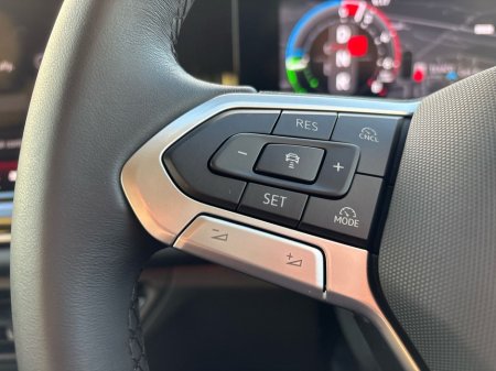 2025 Volkswagen Tiguan TIGUAN LIFE 1.5 PHEV DSG 204HP €49,859 thumbnail