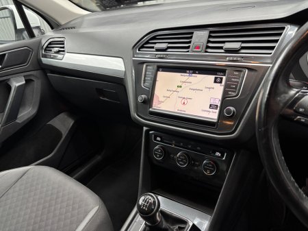 2017 Volkswagen Tiguan - thumbnail 6