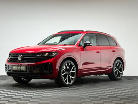 2025 Volkswagen Touareg - view 3