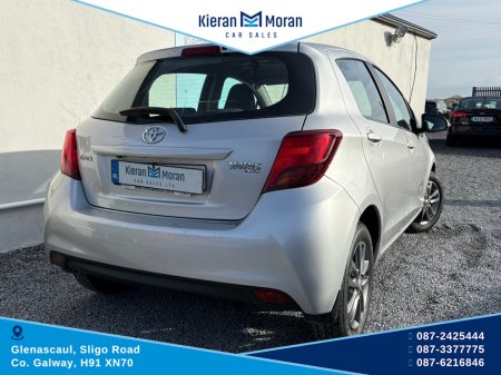 2016 Toyota Yaris - thumbnail 6