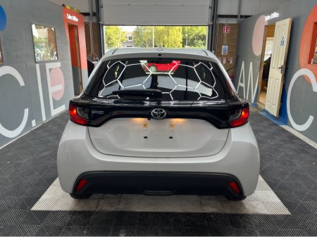 2024 Toyota Yaris YARIS AUTOMATIC 1.0 PETROL / 7k KMs / REVERSE CAMERA & MORE €20,950 thumbnail