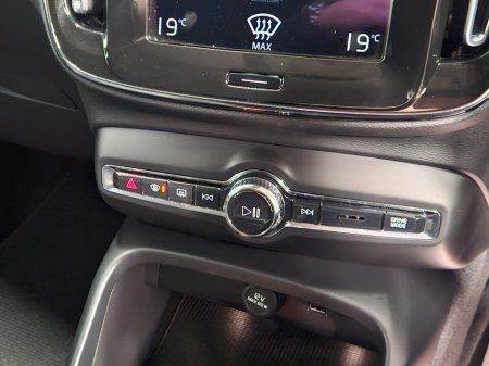 2021 Volvo XC40  €26,950 thumbnail