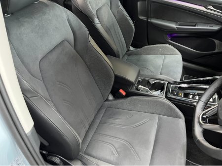 2025 Volkswagen Golf 2025 VOLKSWAGEN GOLF 5D 2.0 AUTOMATIC / CRUISE CONTROL / REVERSE CAMERA / HEATED SEATS / PADDLE SHIFTERS / APPLE CARPLAY / AMBIENT LIGHTS thumbnail