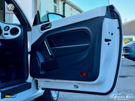 2013 Volkswagen Beetle - thumbnail 23