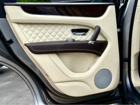 2016 Bentley Bentayga W12 600BHP AWD 5DR A €118,950 thumbnail