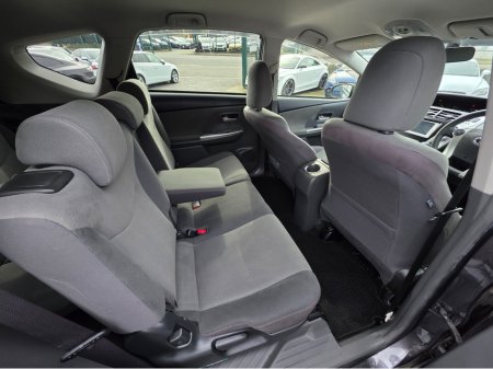 2013 Toyota Prius Alpha - thumbnail 4