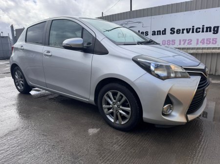 2016 Toyota Yaris - view 3