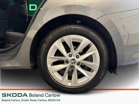 2023 Skoda Octavia - thumbnail 5