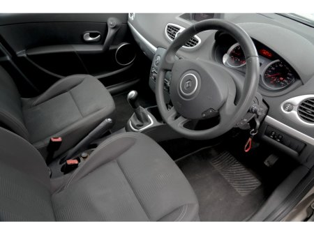 2010 Renault Clio - view 2