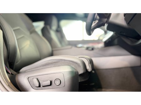 2025 BMW 5 Series - thumbnail 5