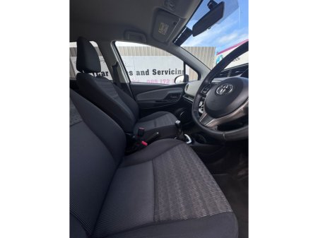 2016 Toyota Yaris - thumbnail 16