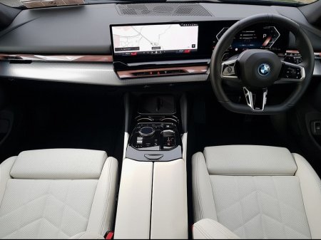 2025 BMW 5 Series - view 4