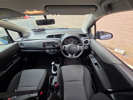 2013 Toyota Yaris - thumbnail 2