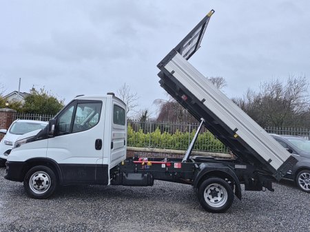2021 Iveco Daily T35-140  Tipper with 3 seats in front and flashing beacon lights, only 39,000 miles. thumbnail