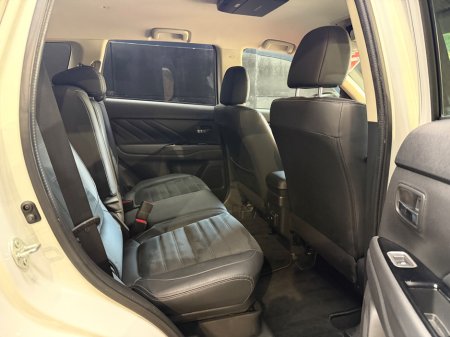 2017 Mitsubishi Outlander - thumbnail 7