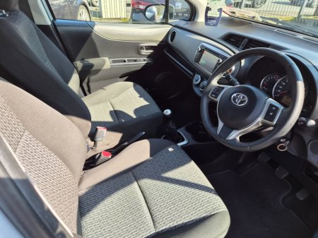 2014 Toyota Yaris - thumbnail 11