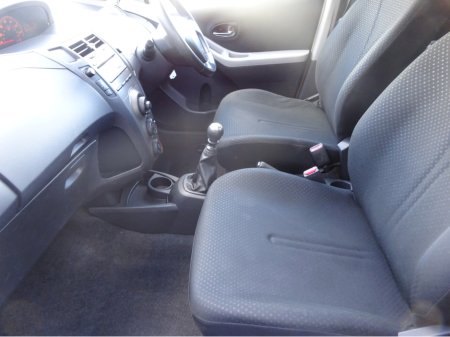 2010 Toyota Yaris - thumbnail 15