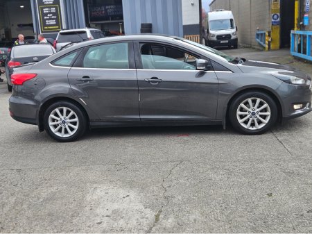 2017 Ford Focus - thumbnail 8