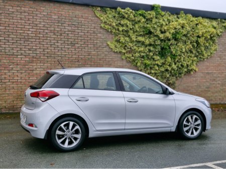 2018 Hyundai i20 DELUXE Finance Available €9,994 thumbnail