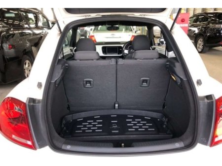 2013 Volkswagen Beetle - thumbnail 8