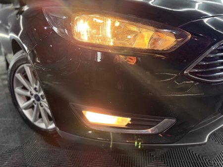 2017 Ford Focus - thumbnail 3