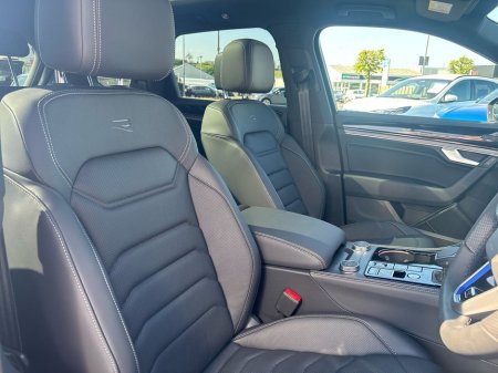 2025 Volkswagen Touareg 3.0 TSI PHEV 462HP R €115,975 thumbnail