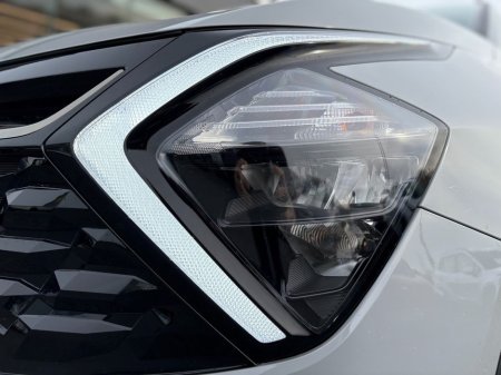 2024 Kia Sportage HEV Automatic €39,995 thumbnail