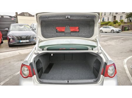 2010 Volkswagen Passat - thumbnail 13