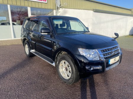 2015 Mitsubishi Pajero - view 2