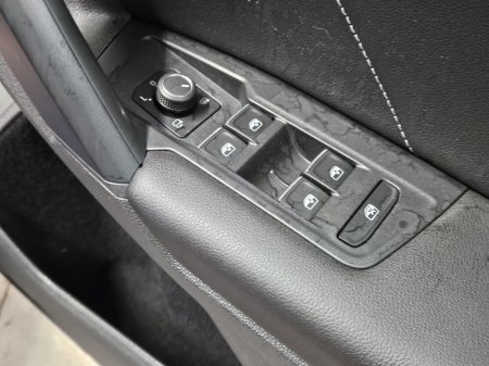 2024 Volkswagen Tiguan TIGUAN R-LINE 2.0TDI DSG 150HP €49,950 thumbnail