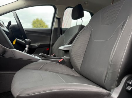 2016 Ford Focus - thumbnail 13