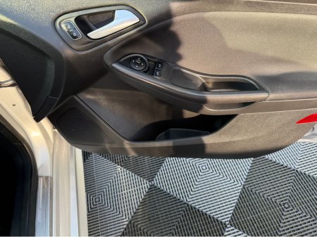 2018 Ford Focus - thumbnail 25