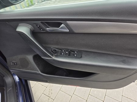 2011 Volkswagen Passat - thumbnail 15