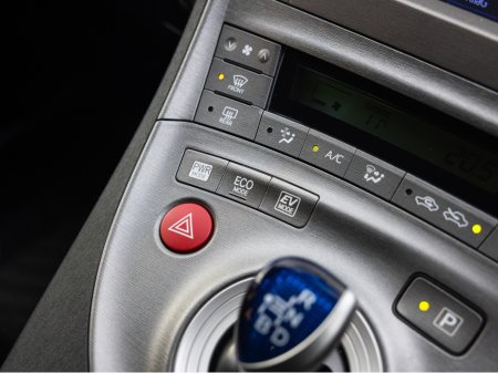 2015 Toyota Prius - thumbnail 16