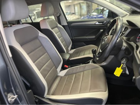 2022 Volkswagen T-Roc DESIGN SPORT 1.0 TSI 110HP €19,900 thumbnail