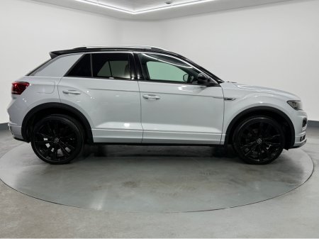 2022 Volkswagen T-Roc R-LINE 1.5 TSI D7F 150HP 5DR A €28,995 thumbnail