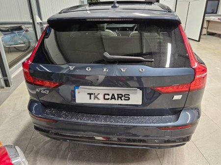 2022 Volvo V60 PHEV T8 (455hp) Ultimate Dark AWD €27,950 thumbnail