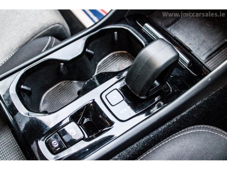 2022 Volvo XC40 T4 PHEV 211hp AT7 Plus bright €26,950 thumbnail