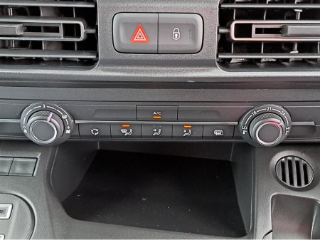 2026 Opel Combo KOMFORT L1H1 1.5TD 100BHP **LED HEADLIGHTS** €21,098 thumbnail