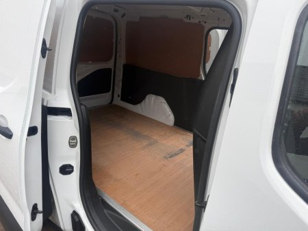 2022 Peugeot Partner 1.5 BLUE HDI 100 LONG BODY 6.2 €13,750 thumbnail