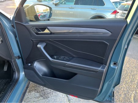 2023 Volkswagen T-Roc AUTOMATIC 2.0 DIESEL //MASSIVE SPEC//FULL LEATHER HEATED SEATS//PANORAMIC GLASS ROOF//LOW MILES// €31,950 thumbnail