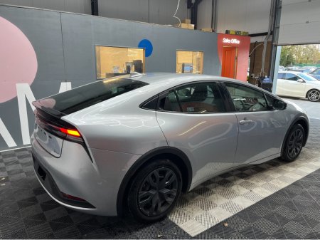 2025 Toyota Prius - thumbnail 2