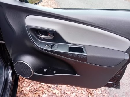 2016 Toyota Yaris - thumbnail 17