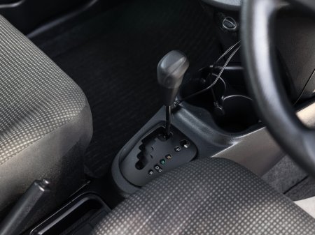 2017 Toyota Vitz - photo 15