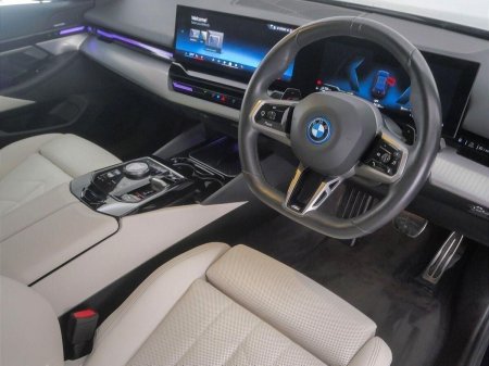 2024 BMW 5-Series - photo 21