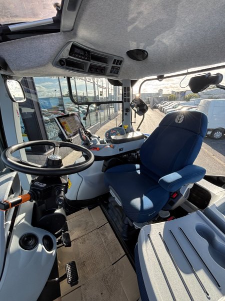 0 New Holland T7.225 - photo 5