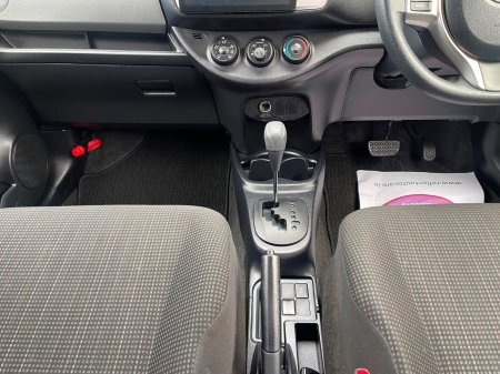 2015 Toyota Vitz - photo 12